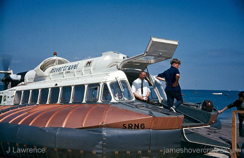 The SRN6 with Hovertravel - Disembarking passengers (submitted by Pat Lawrence).